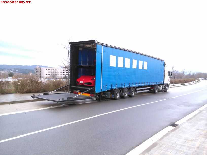 Portacoches cerrado con lona de seguridad y elevador de 2500