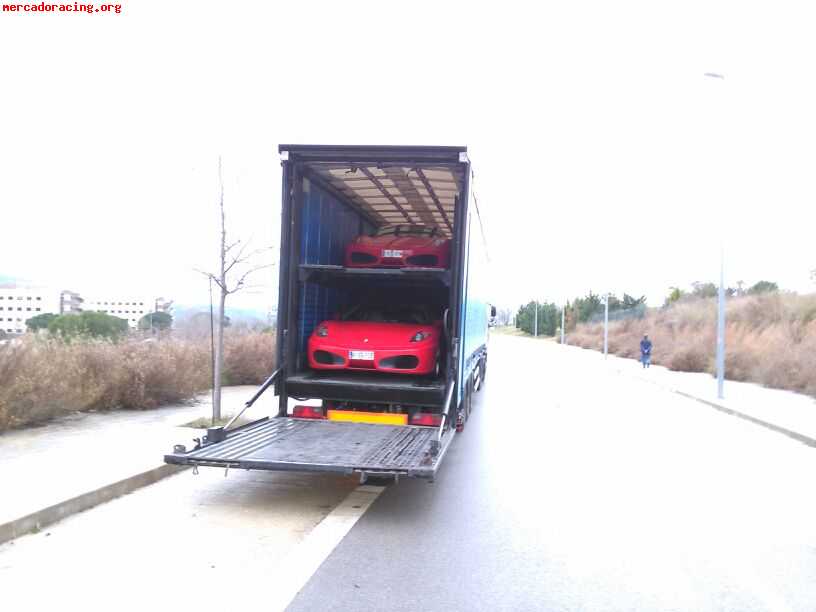 Portacoches cerrado con lona de seguridad y elevador de 2500