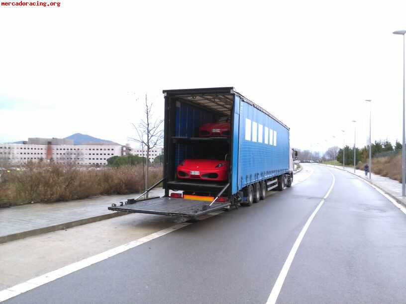 Portacoches cerrado con lona de seguridad y elevador de 2500