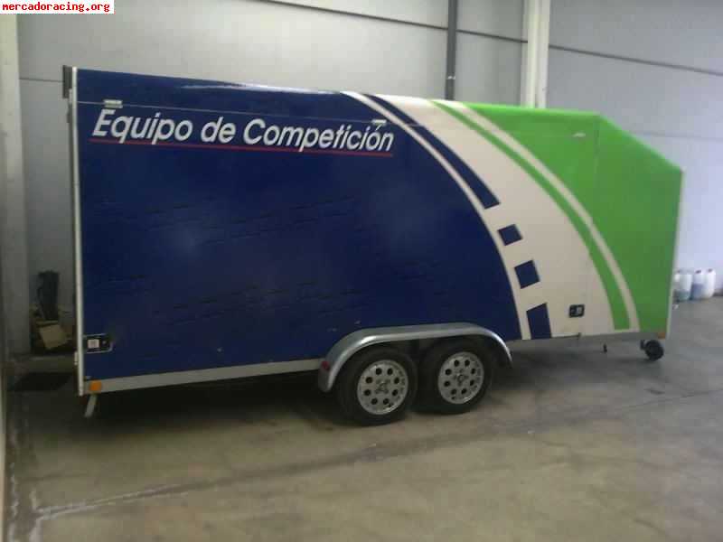 Vendo remolque cerrado de fibra de dos ejes. puerta lateral 