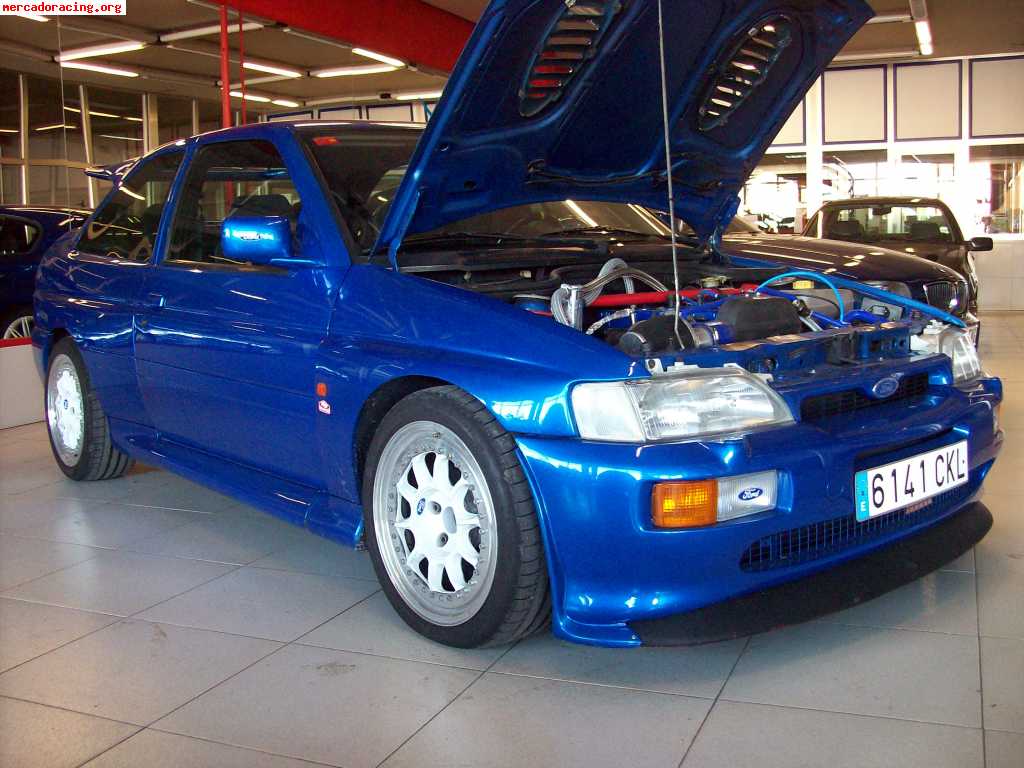 Recojo coche de carreras como parte del pago de este