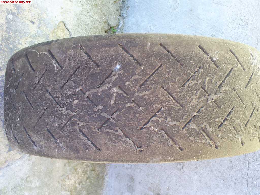 Se venden dos sliks para seco en llanta 15