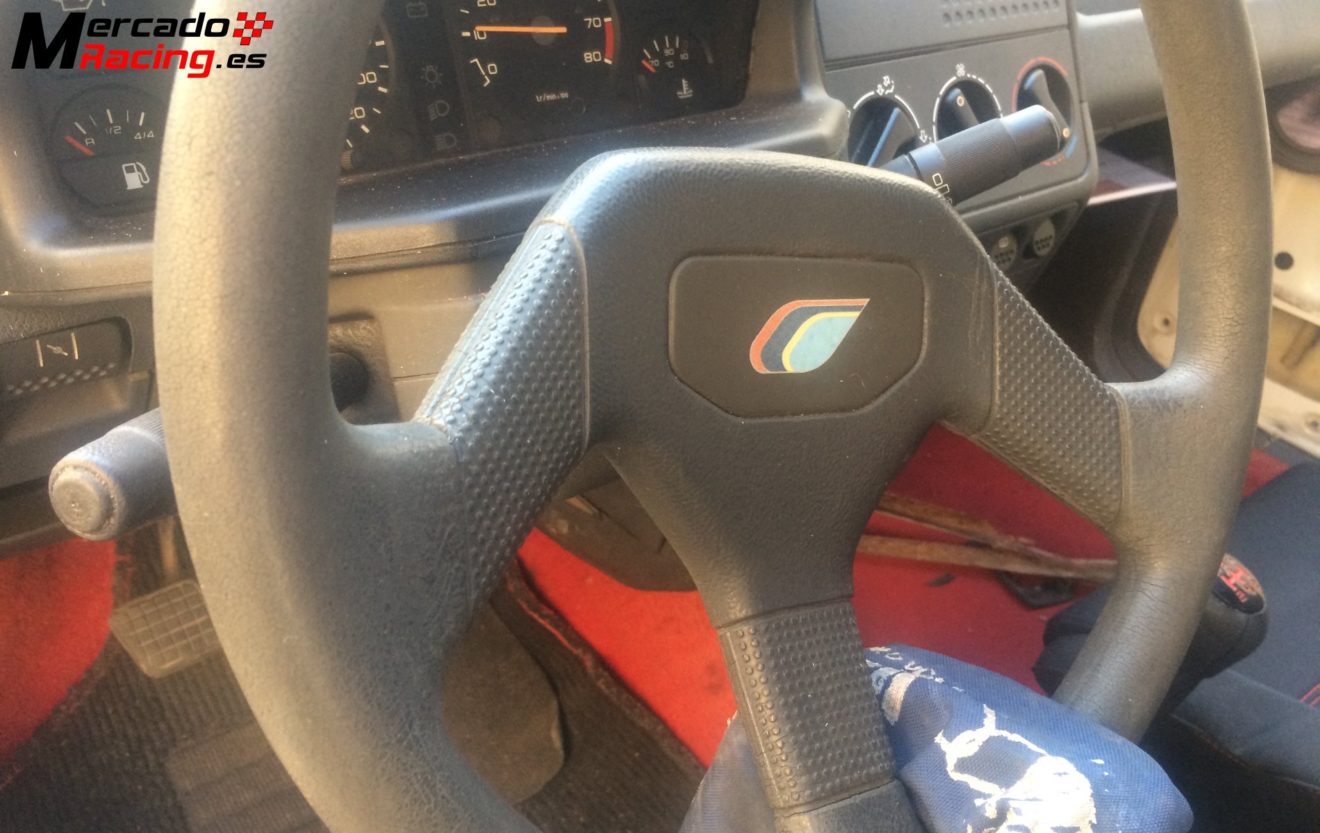 Compro asientos, volante  y alfombra rojo peugeot 205 rallye