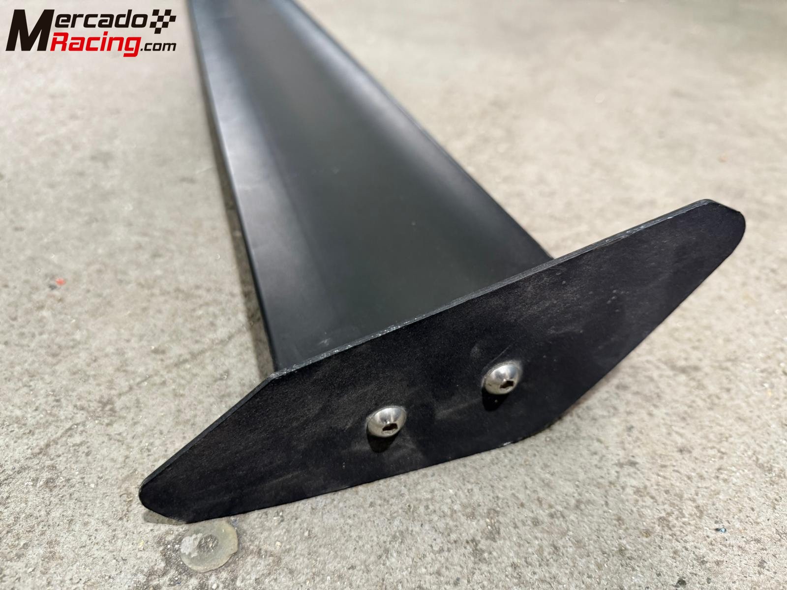 Alerón de competición de aluminio.
