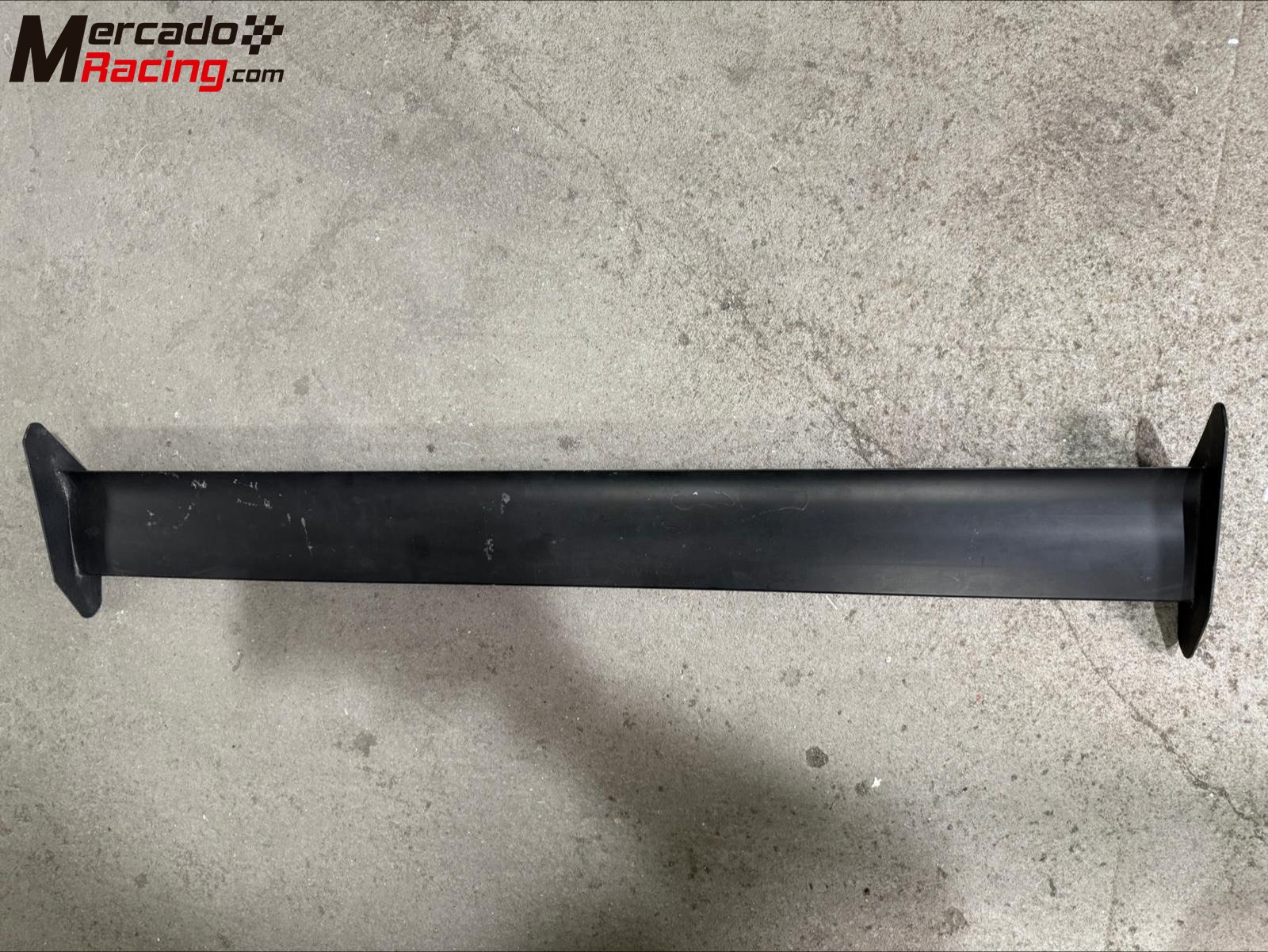 Alerón de competición de aluminio.