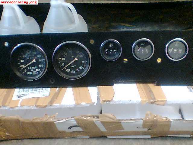 Tablero de r8 con relojes de lada niva.