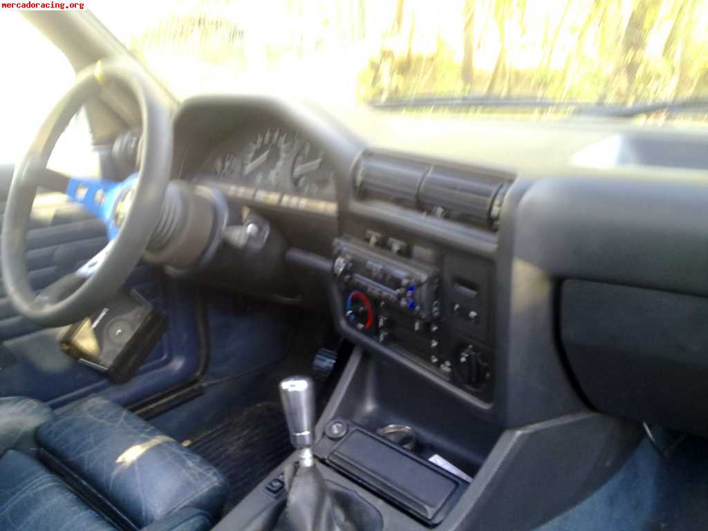 Vendo o cambio bmw 323i e30 es de dos puertas: 