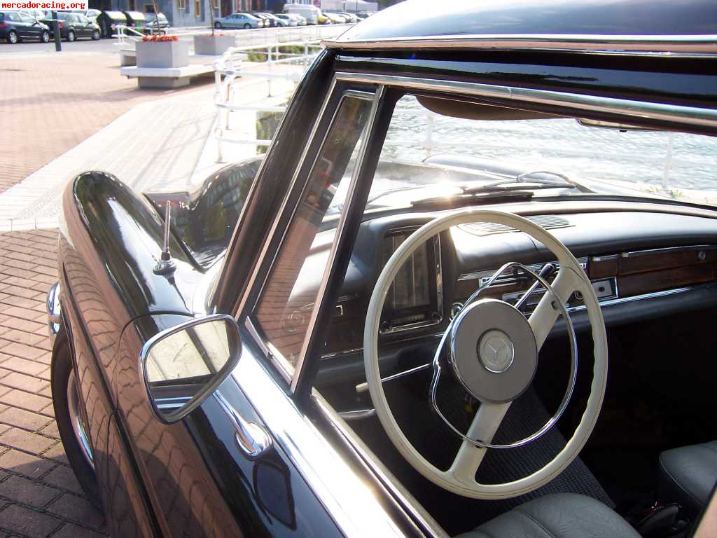 Mercedes 220 s colas
