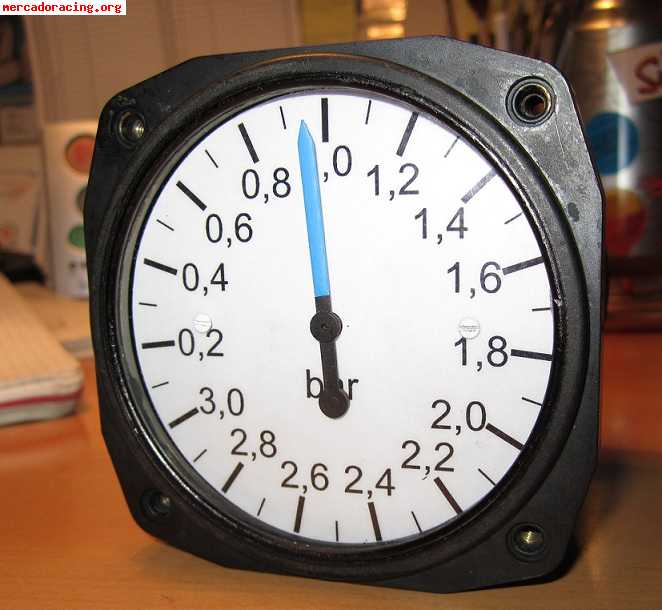 Manómetro  de presión de turbo original de época.