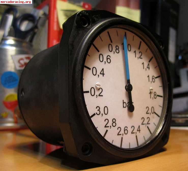 Manómetro  de presión de turbo original de época.