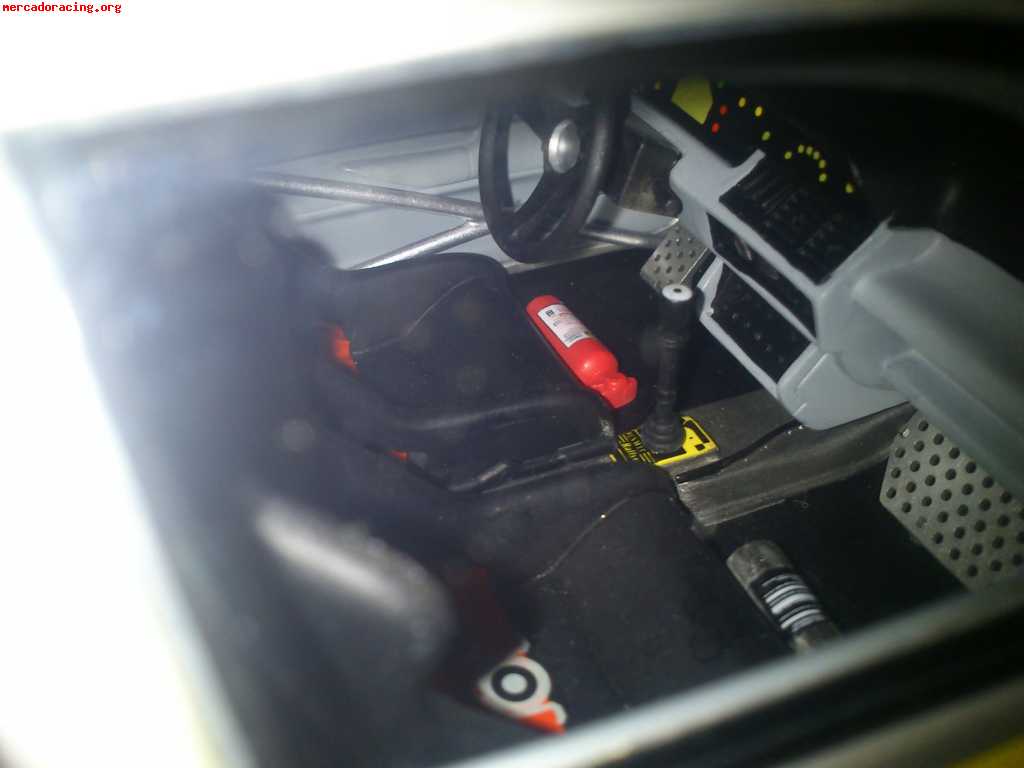 Se vende maqueta de clio maxi de jean ragnotti escala 1/18