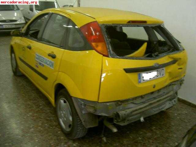 Ford focus con golpe se vende va en marcha www.jbjautos.com