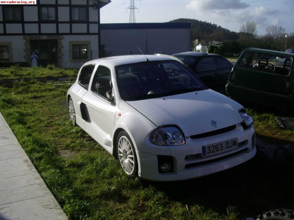 Clio v6 blanco exclusivo(golpe lateral)