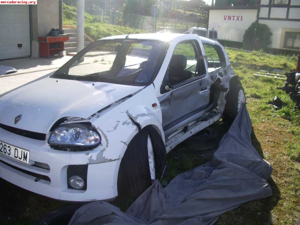 Clio v6 blanco exclusivo(golpe lateral)