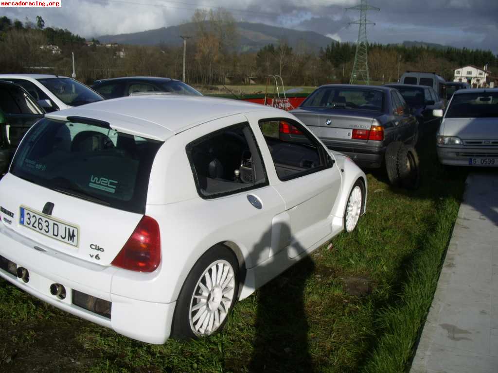 Clio v6 blanco exclusivo(golpe lateral)