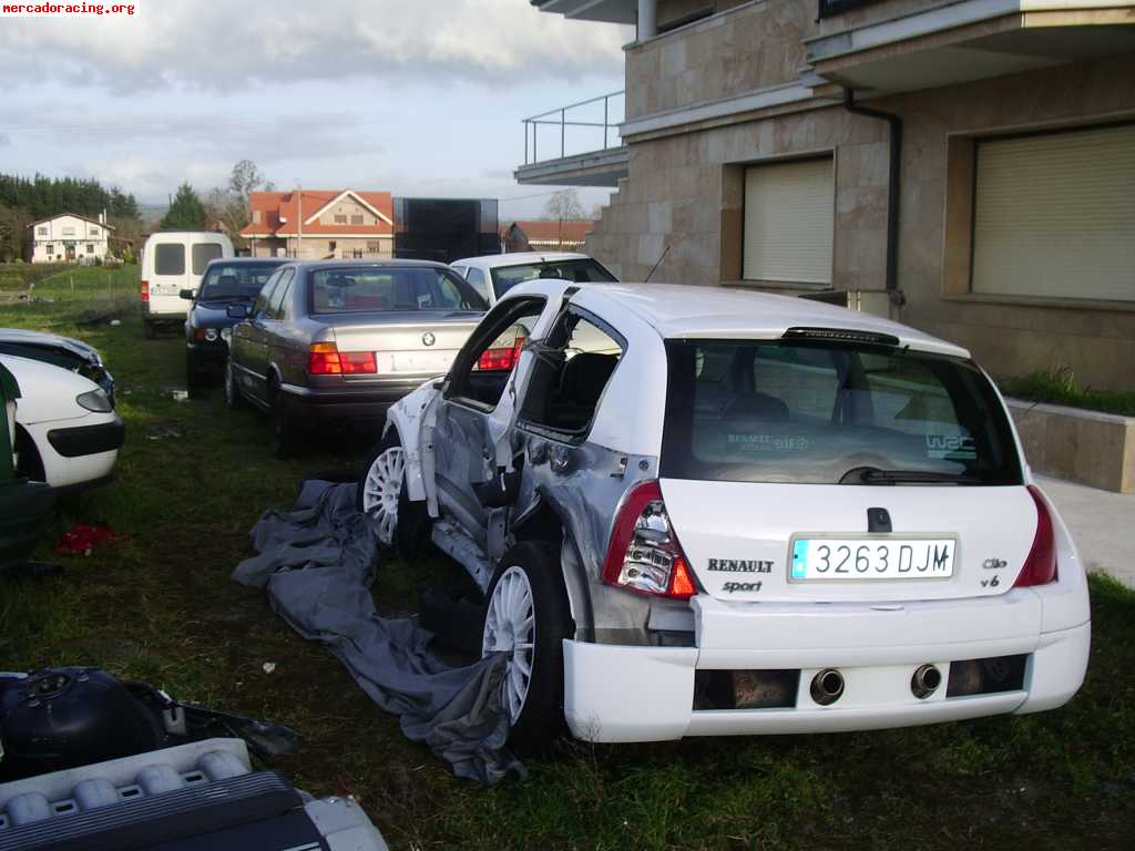 Clio v6 blanco exclusivo(golpe lateral)