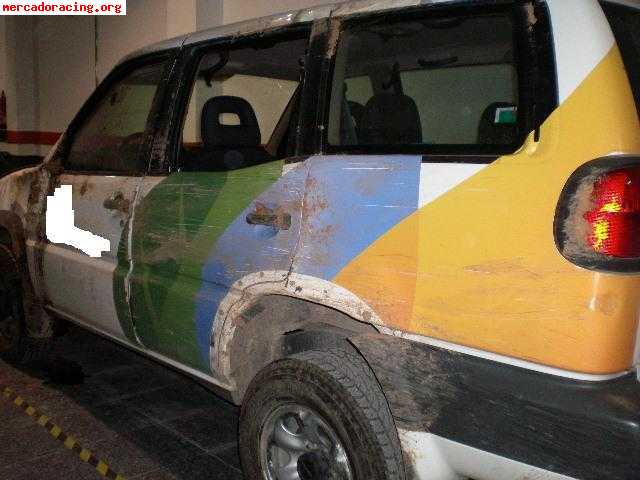 Nissan terrano pequeño golpe el vehiculo circula