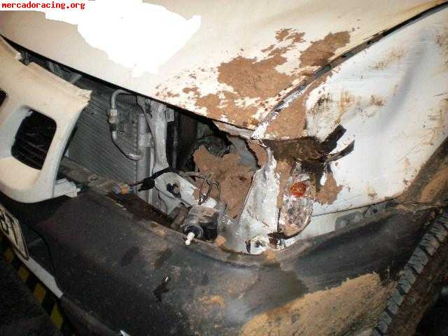 Nissan terrano pequeño golpe el vehiculo circula