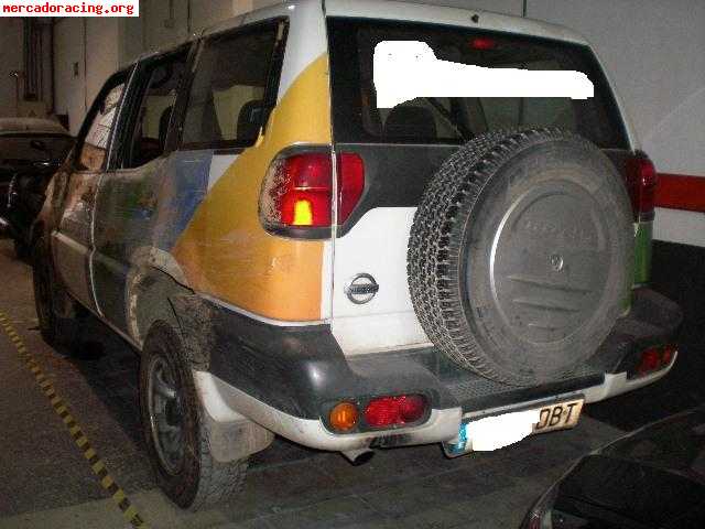 Nissan terrano pequeño golpe el vehiculo circula