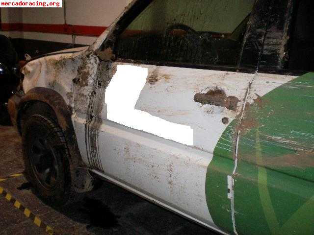 Nissan terrano pequeño golpe el vehiculo circula