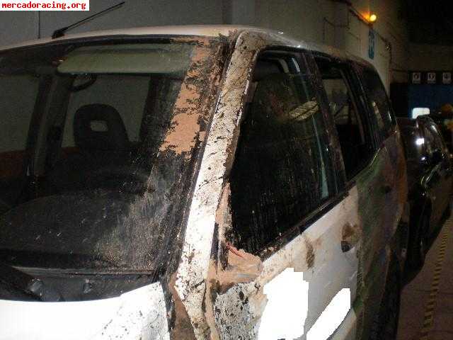 Nissan terrano pequeño golpe el vehiculo circula