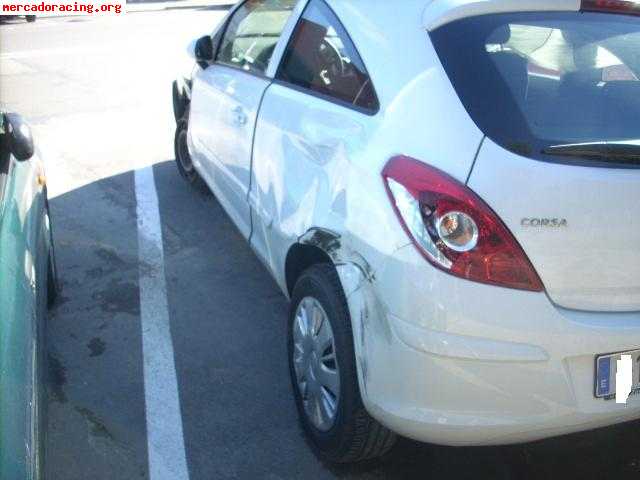 Opel corsa con golpe