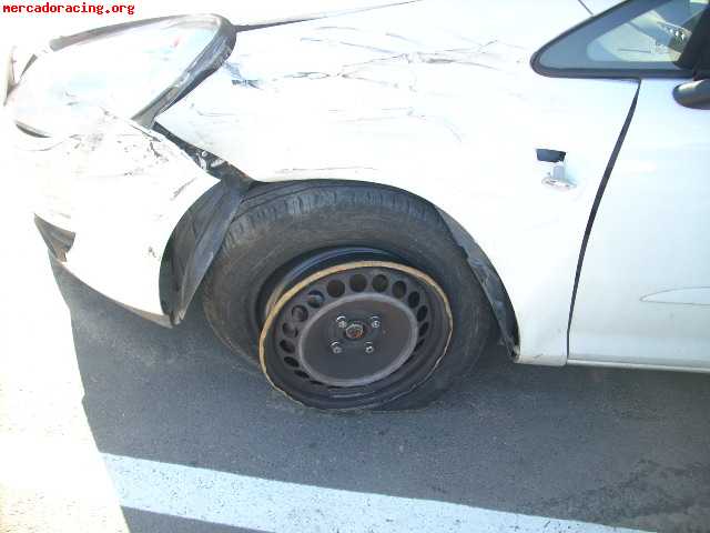 Opel corsa con golpe