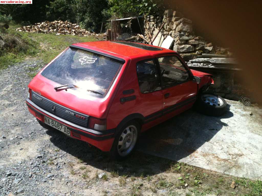 Se vende siniestro de 205 gti 