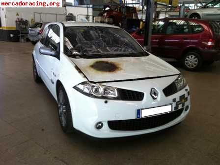 Megane sport r26 con pequeño incendio