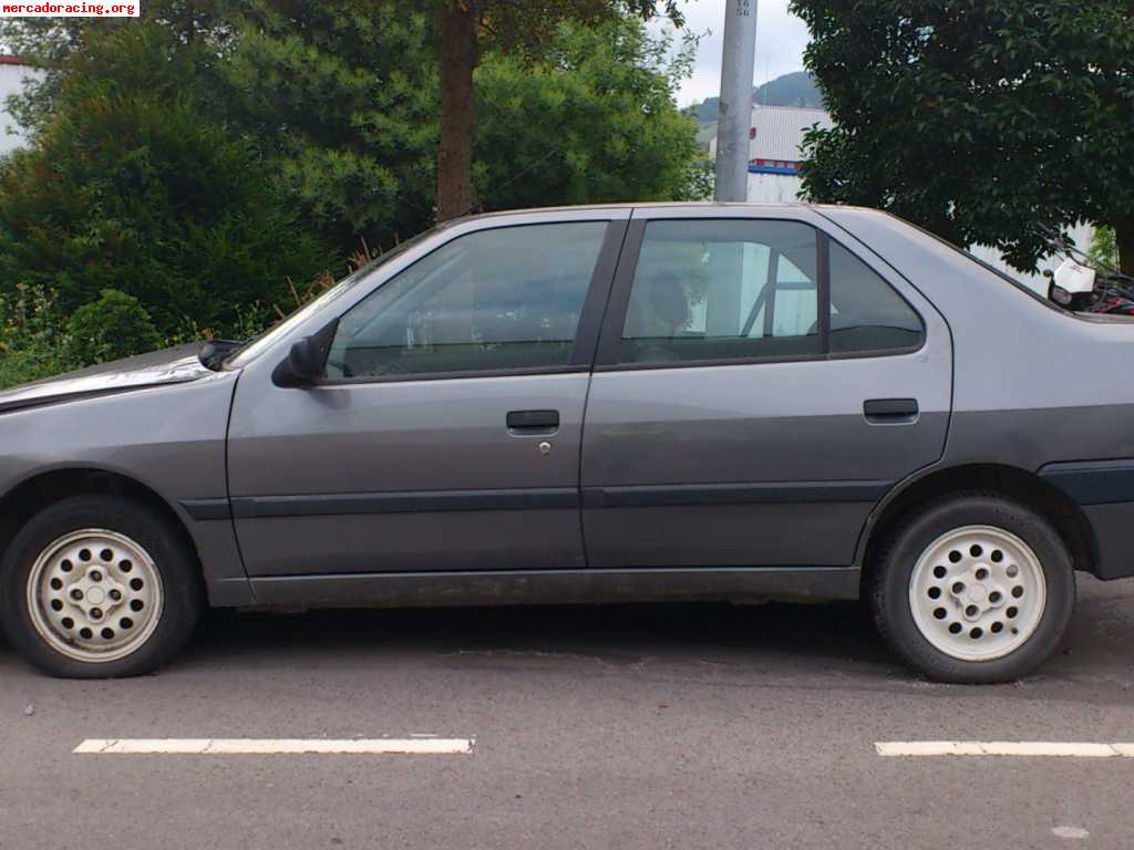 Peugeot 306 sedan 1.9 diesel con golpe en el frontal derecho