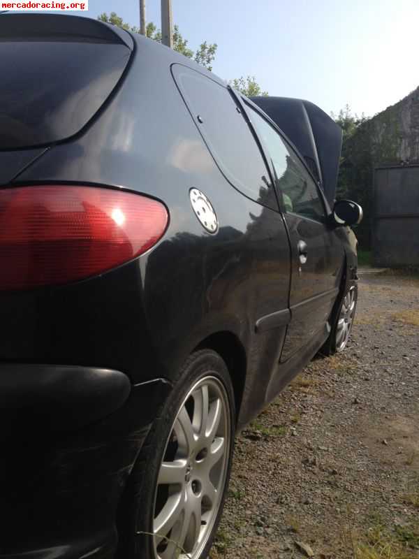 Se vende 206 hdi xs look gti con golpe.