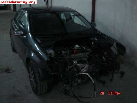 Volkswagen jetta 1.6 fsi- coche con golpe