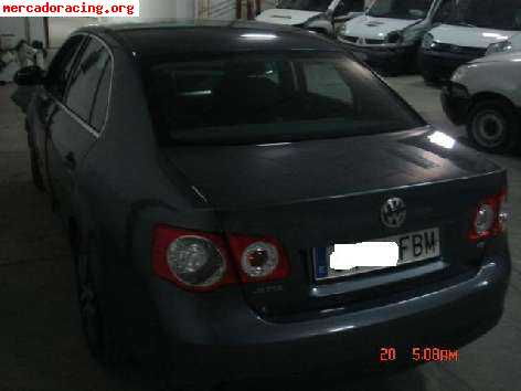 Volkswagen jetta 1.6 fsi- coche con golpe