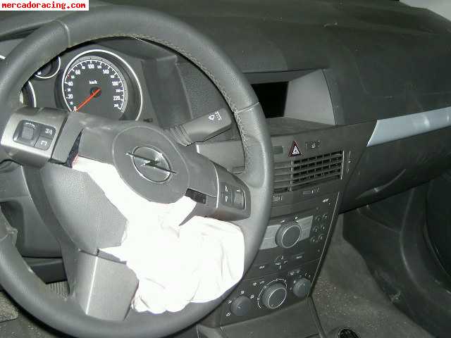 Coche con golpe opel astra 1.7 cdti