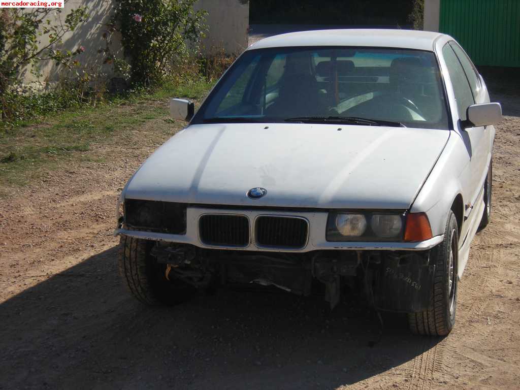 Bmw 318 tds con pequeño golpe frontal