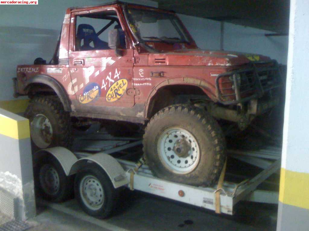 Suzuki samurai de triales con carro de doble eje. 