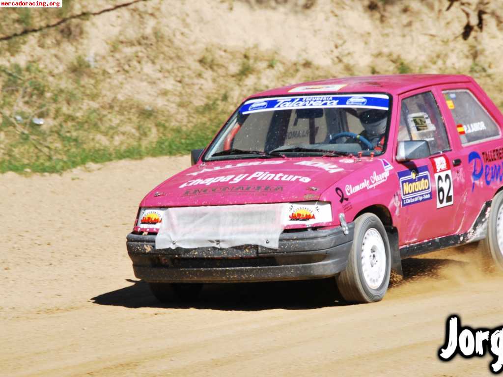 Opel corsa de autocross y carro de un eje