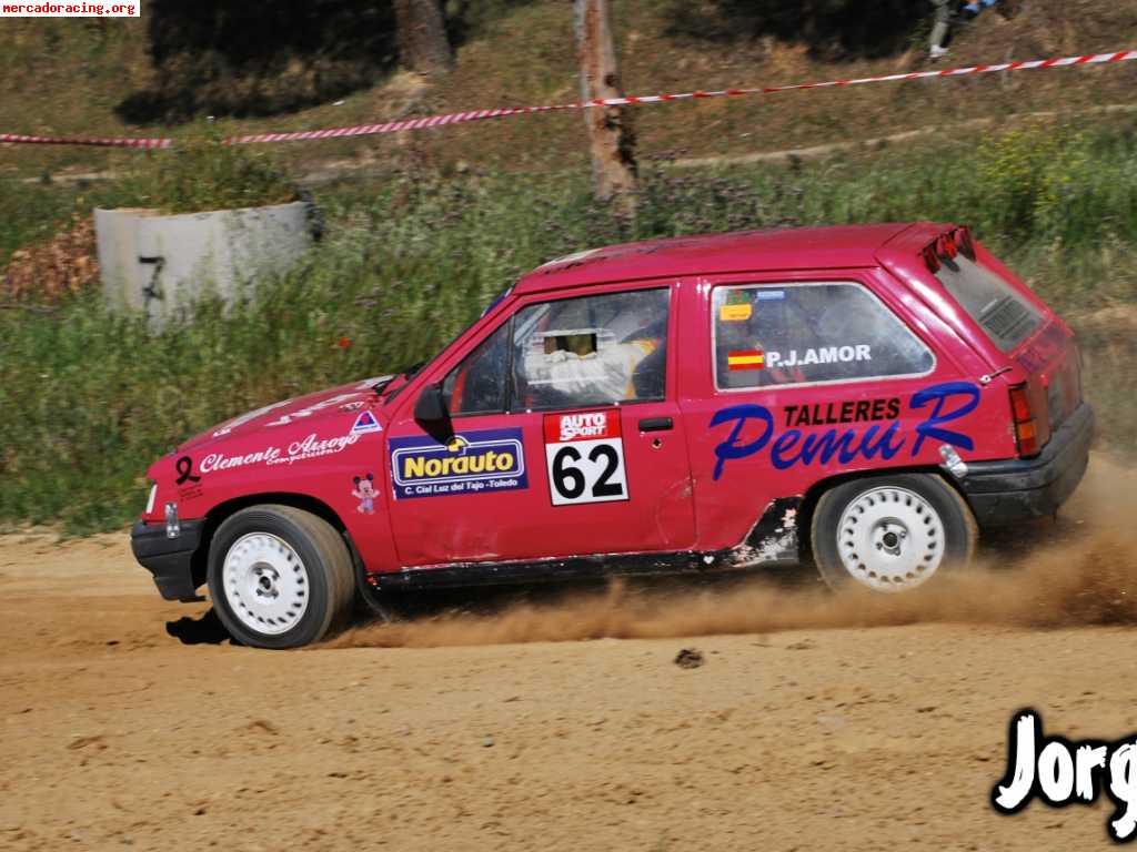 Opel corsa de autocross y carro de un eje