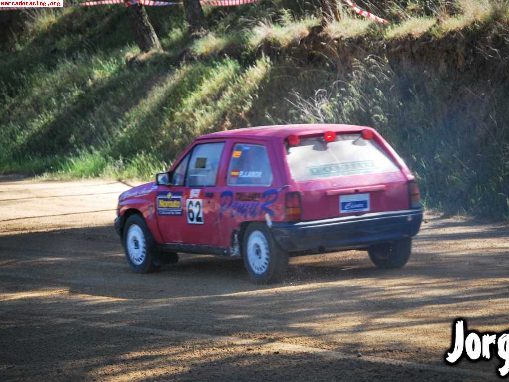 Opel corsa de autocross y carro de un eje