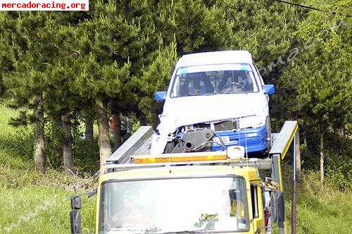 Corsa de rallyes con golpe delantero