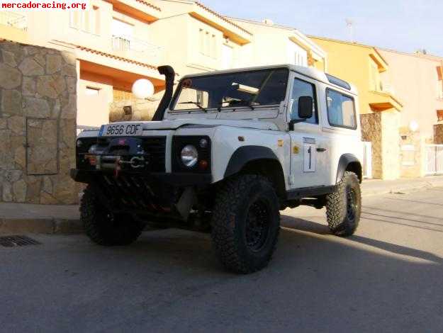Se vende land rover defender td5 por 15000 euros