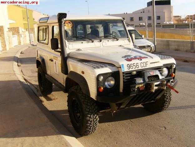 Se vende land rover defender td5 por 15000 euros