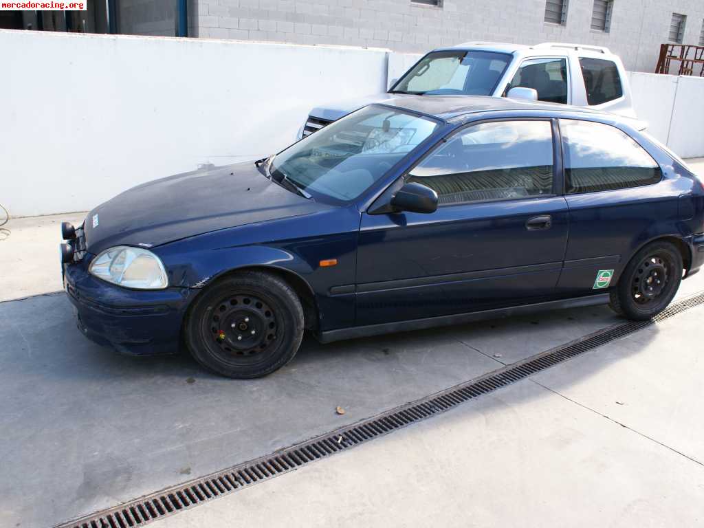 Se vende  honda civic sin barras.