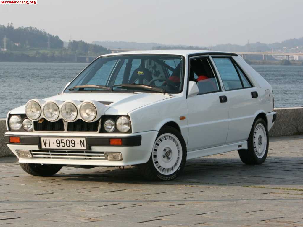 Lancia delta recien montado para competicion.