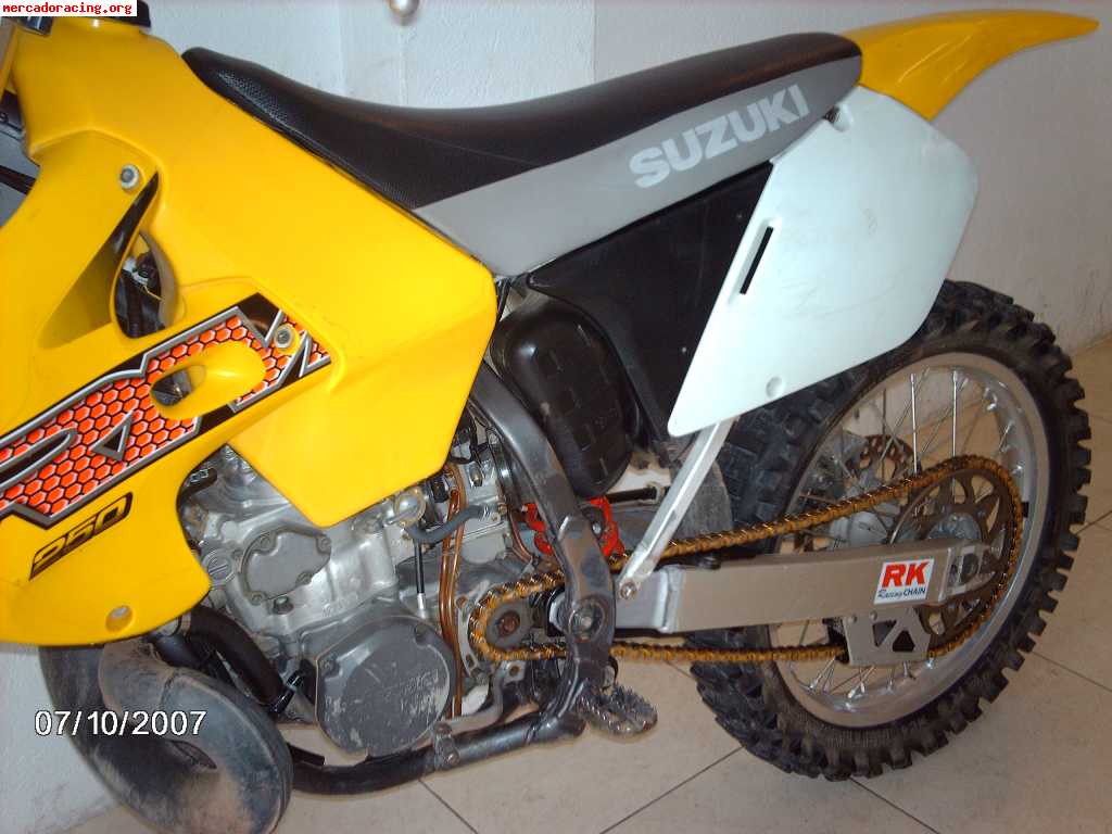 Vendo esta suzuki año 2000 por 2000euros negociables