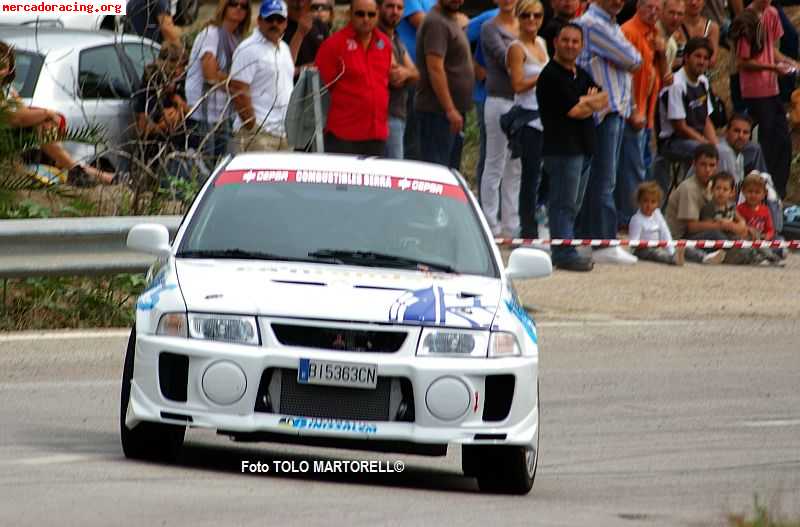 Mitsubshi evo v con plataforma de transporte nissan