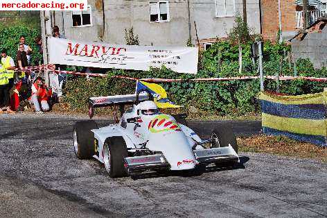 Formula 3 y equipo para montaña o circuito.