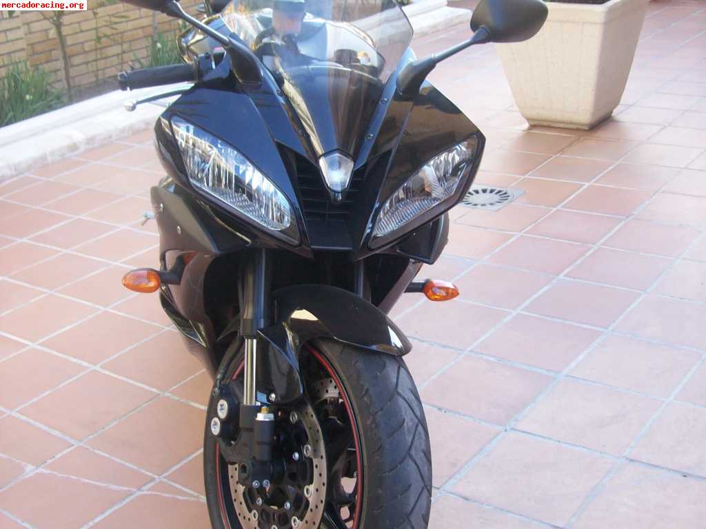 Se vende yamaha r6 2007 4000k.m impoluta con todo el equipo.