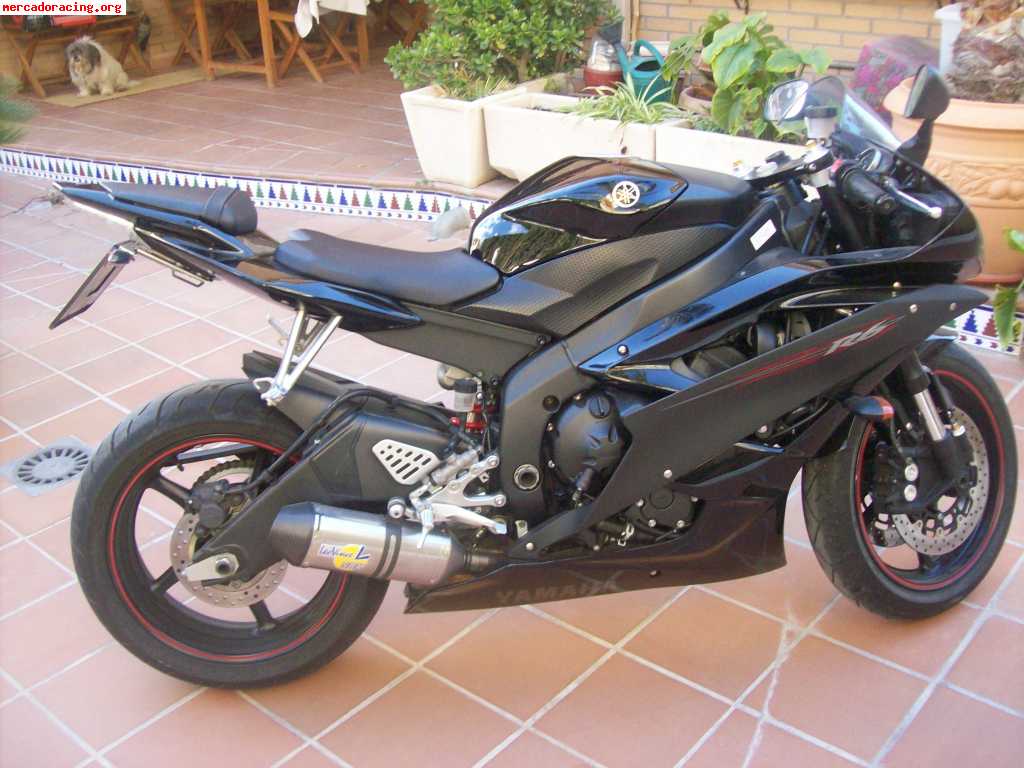 Se vende yamaha r6 2007 4000k.m impoluta con todo el equipo.