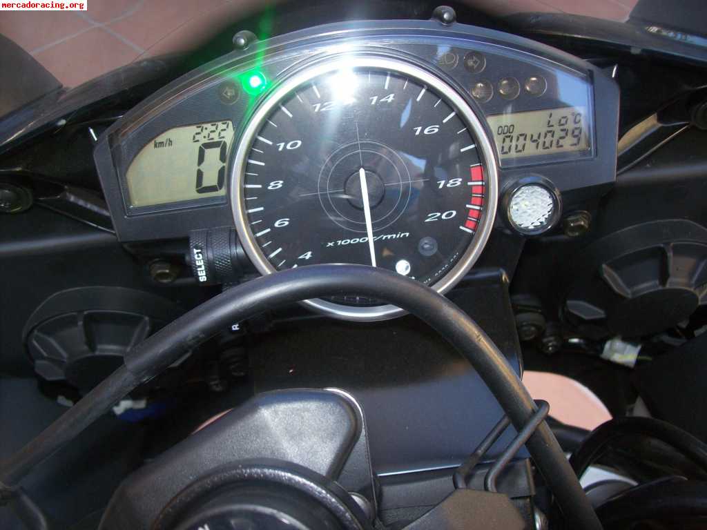 Se vende yamaha r6 2007 4000k.m impoluta con todo el equipo.